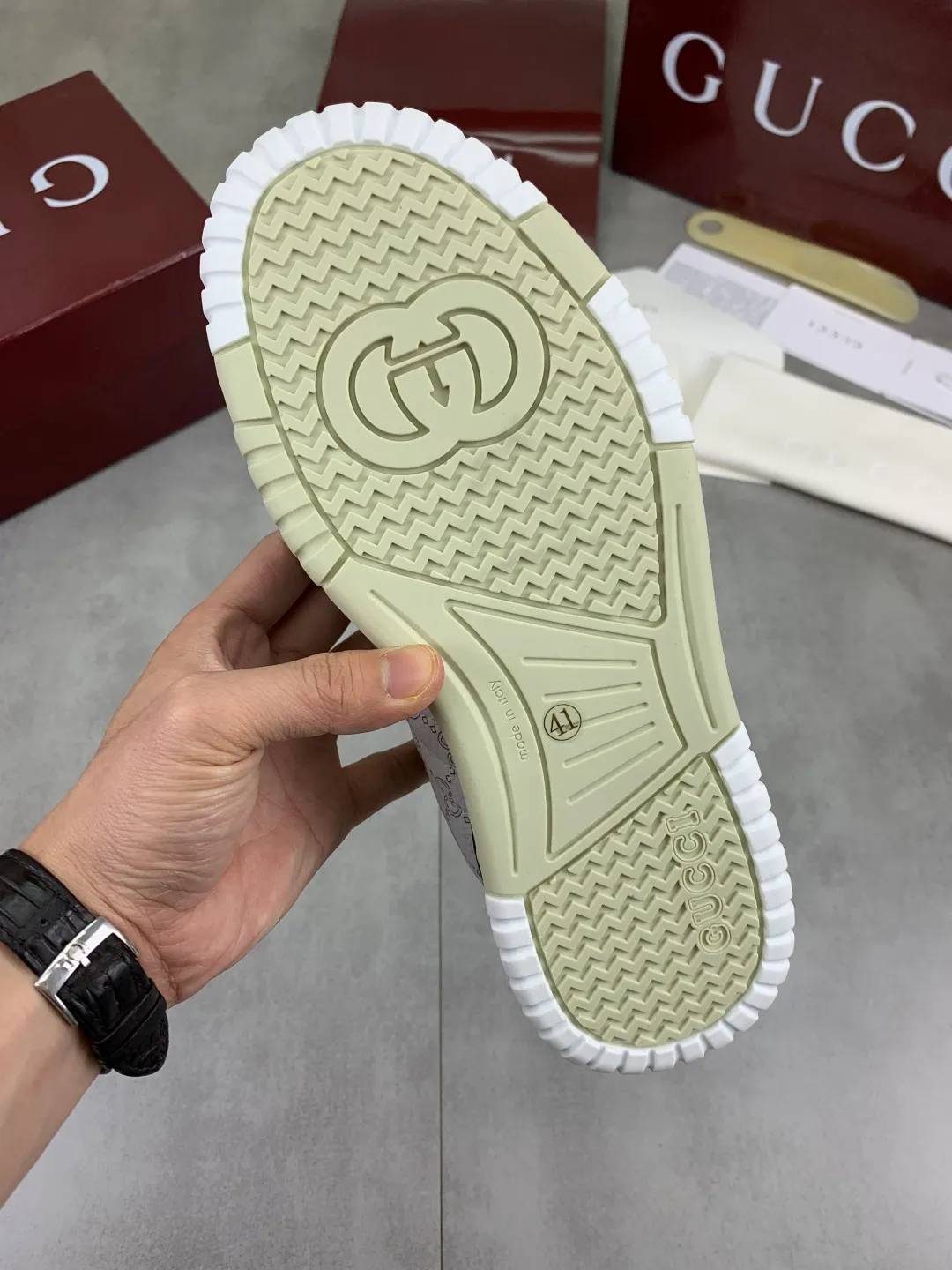 Men's men's shoes 💰P542 new Gucci Gucci couple 🧑‍🤝‍🧑 autumn and winter low-end catwalk casual sneakers, top version! Oil edge craftsmanship. New model for early spring, creating a perfect style, cool and sassy, ​​c-position fashionable wear, classic shoe style with retro and futuristic feel, showing exquisite texture! Open mold to customize high-density outsole. Comes fully packaged. Size: 35-45 Fabric: Imported calfskin punching Lining: Imported original towel lining